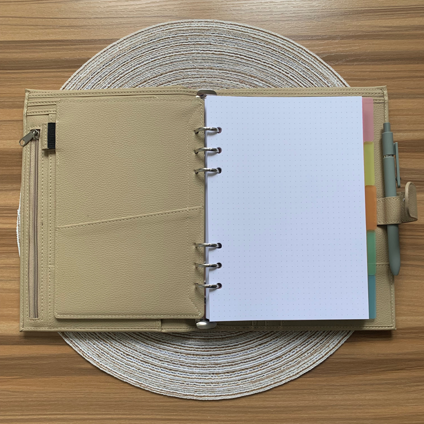Journal Inlays gepunktet im Ringbuch