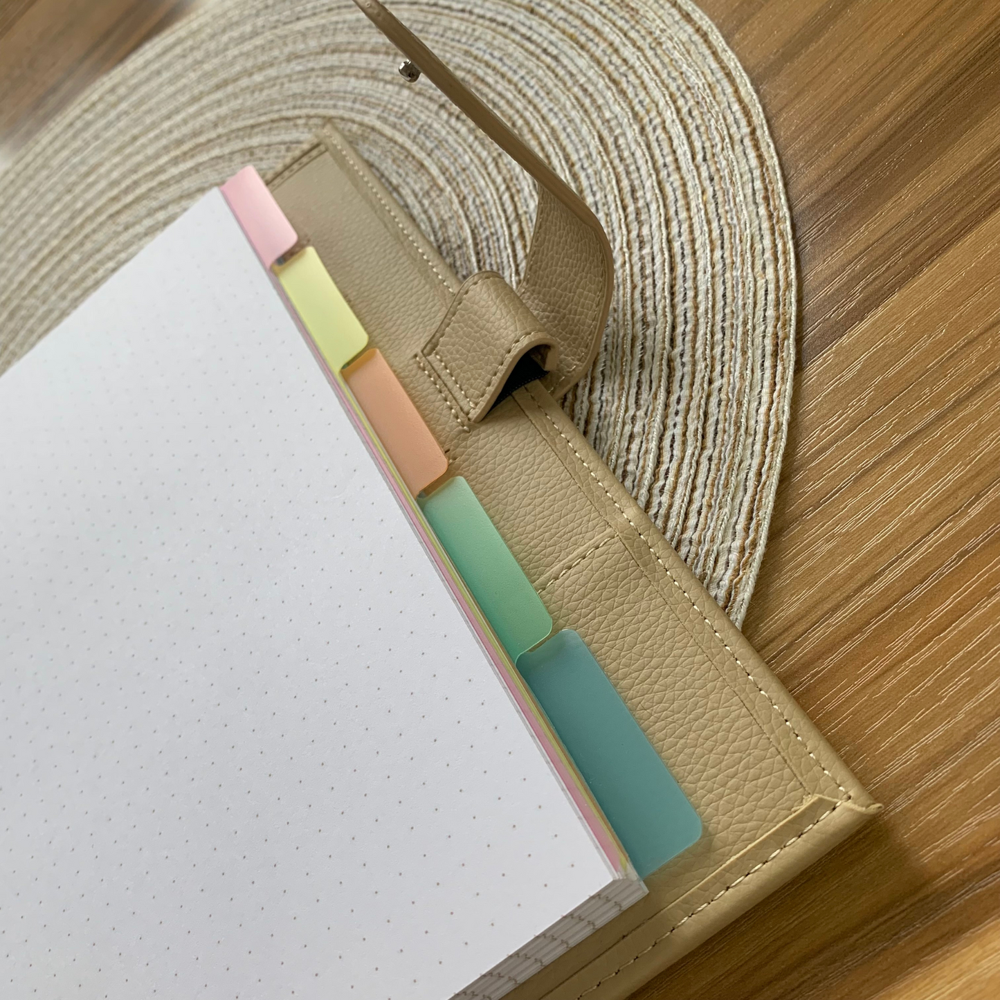 Journal Inlays gepunktet im Ringbuch