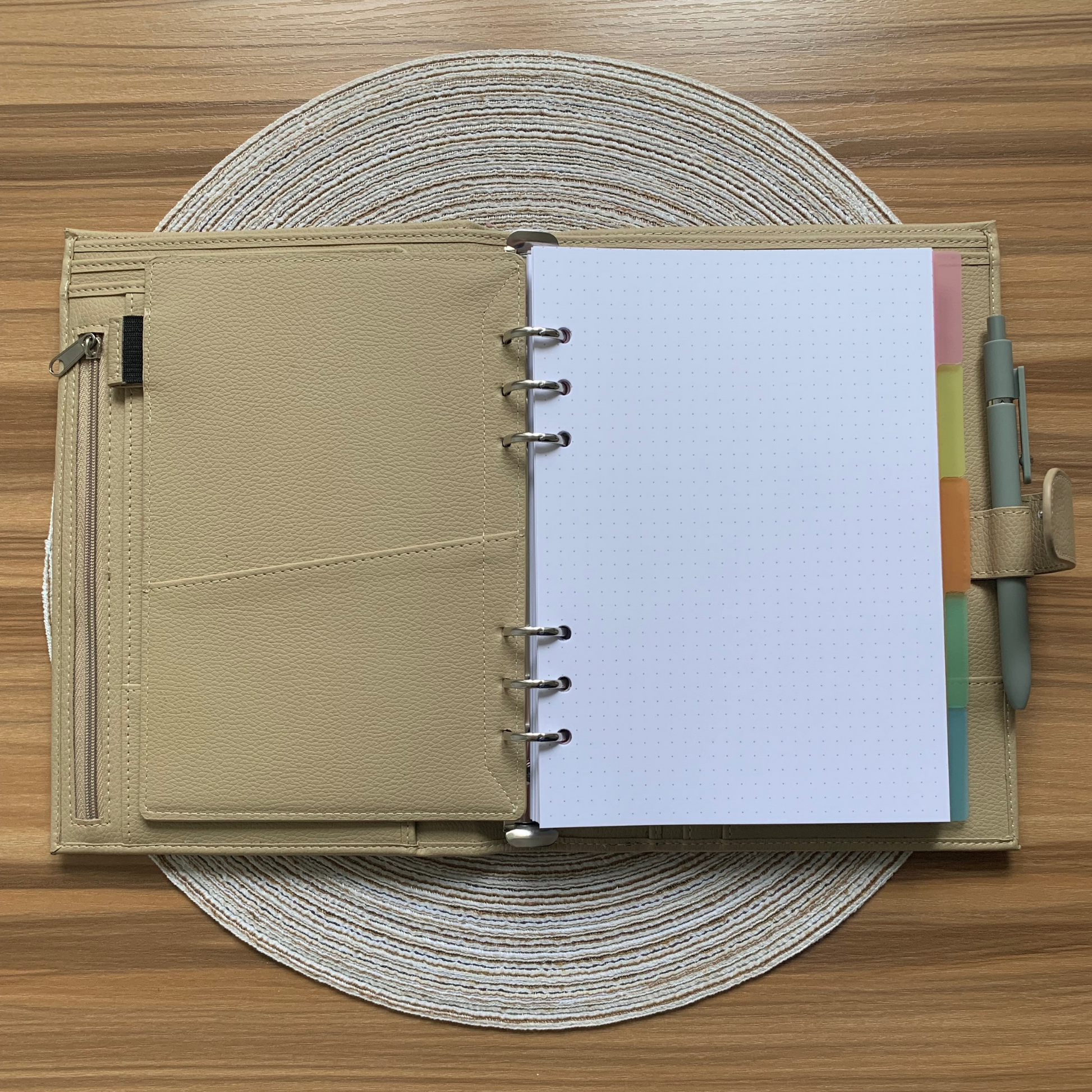 Journal Inlays gepunktet im Ringbuch